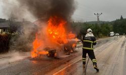 Yanan otomobilde korkutan patlama: Araç küle döndü