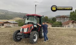 Kastamonu'da görme engelli vatandaş traktör sürüyor, tarlada çalışıp, odun kırıyor