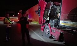 Arızalanan tıra yardım etmek isterken otomobilin altında kaldı