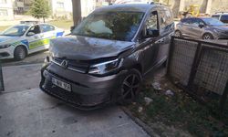 Trafik kazası: Araç istinat duvarına çarptı!