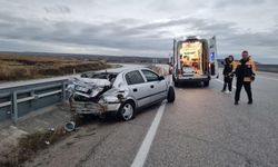 Bariyerlere çarpan otomobilde can pazarı: 5 yaralı