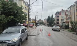 Fırtına elektrik tellerini kopardı: Cadde trafiğe kapatıldı