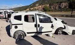 Hafif ticari araç takla attı: 2’si ağır 4 yaralı