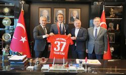 İstanbul Kastamonuspor'dan MHP İstanbul İl Başkanı Volkan Yılmaz'a forma