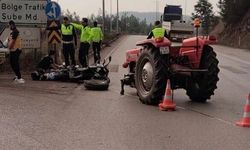 Traktör ile motosiklet çarpıştı: 2 yaralı
