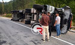 Kastamonu yolunda odun yüklü tır devrildi: 1 yaralı