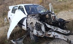 Kastamonu’da otomobil direğe çarptı: Motoru yerinden çıktı,2 yaralı