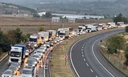 Kemikli rampalarında trafik alarmı! Kilometrelerce araç kuyruğu oluştu