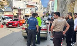 Komşuda feci olay: Kriz geçiren genç seyir halindeki otomobile çarptı