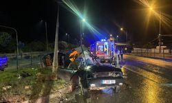 Komşuda otomobil direğe çarptı: 1 ölü, 1 yaralı