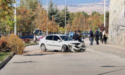 Kastamonu’da üniversite yolunda korkutan kaza: Ağaca çarpıp karşı yola geçti