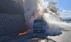 Yolda korkutan yangın! Kamyonet kullanılamaz hale geldi