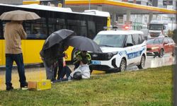 Kastamonu’da yürek ısıtan görüntü: Polis yaralı sürücüyü yağmurdan korudu