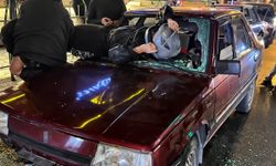 Akılalmaz kaza! Motosiklet sürücüsü otomobilin ön camından girdi