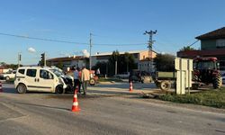Alatarla ışıklarında feci kaza: Traktörle hafif ticari araç çarpıştı