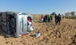 Bariyerlere çarpıp tarlada takla attı! 2 yaralı