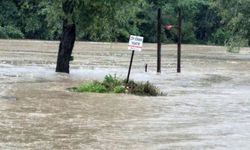 Bartın'da sağanak yağış ırmağı taşırdı! Yollar sular altında kaldı