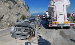 Tır ile pikap kafa kafaya çarpıştı: 1 ölü, 2 yaralı