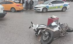 Minibüs ile motosiklet çarpıştı: 1 yaralı hastaneye kaldırıldı