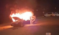 Düğüne giderken otomobili alevlere teslim oldu