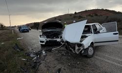 Feci kaza! İki otomobil kafa kafaya çarpıştı: 5 yaralı