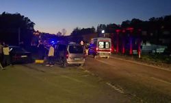 İki araç kavşakta çarpıştı! 6 yaralı