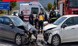 İki otomobil çarpıştı: Korkutan kazada iki kişi yaralandı