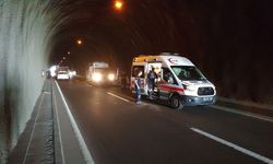 Kamyonla çarpışan araç yan yattı: 3 yaralı