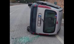 Korkutan kaza! Otomobil çarpışmanın ardından devrildi