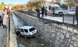Komşu ilde otomobil dereye uçtu: 1 yaralı