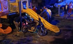 Motosiklet çocuk parkına uçtu: 1 kişi yaralandı