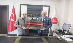 Kastamonu’da Ahşap Oyma Sanatçısı Mustafa Özeflanili’nden Müftü Bekir Derin’e ziyaret