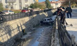 Otomobil dere yatağına uçtu!