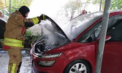 Otomobilini yıkıyordu, bir anda alevler yükseldi!