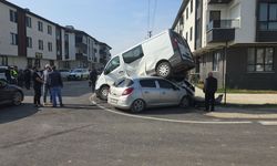 Park halindeki otomobilin üzerine çıktı! Kazada yaralılar var