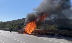 Seyir halindeki otomobil alev topuna döndü