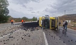 Tır devrildi, yol kömürle kaplandı!