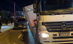 Tırın dorsesi yola devrildi! 3 araç kıl payı kurtuldu