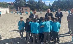 Kastamonu'da kaymakam öğrencilerle kucaklaştı