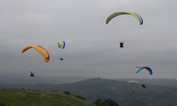 Yamaç paraşütçüleri 19 Mayıs'a özel Türk bayraklarıyla uçtu