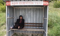 'Aşık Ecevit' 24 yıldır aynı durakta sevdiği kadını bekliyor