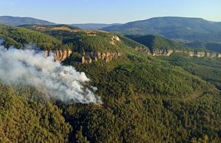 Kastamonu'dan giden helikopter yangına müdahale ediyor