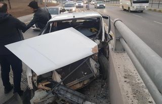 Duvara çarpan otomobilin sürücüsü ölümden döndü!