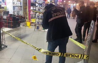 Husumetlisini gördü, peş peşe tetiğe bastı!