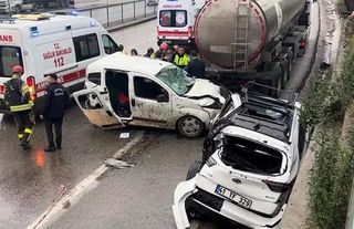 Kayganlaşan yolda iki hafif ticari araç, tankere çarptı: 1’i ağır 3 yaralı