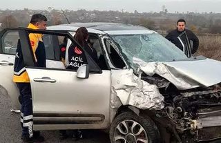 Otomobil ile minibüs çarpıştı: 1 ölü, 2 yaralı