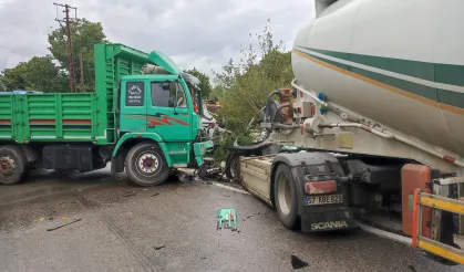 Kastamonu'da kaza! Beton mikseri ile kamyon çarpıştı! 2 yaralı