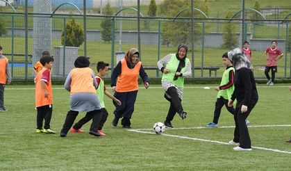 Kastamonu’da gol pası annelerden geldi