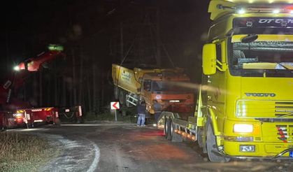 Taşköprü'ye yakın bölgede Karayollarına ait kamyon kaza yaptı: Yol trafiğe kapandı (görüntülü haber)