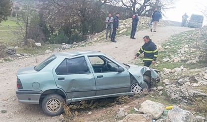 Ölümden döndüler: Otomobil şarampole yuvarlandı